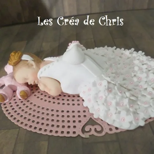 Bébé fimo fille baptême endormie sur son ourson.