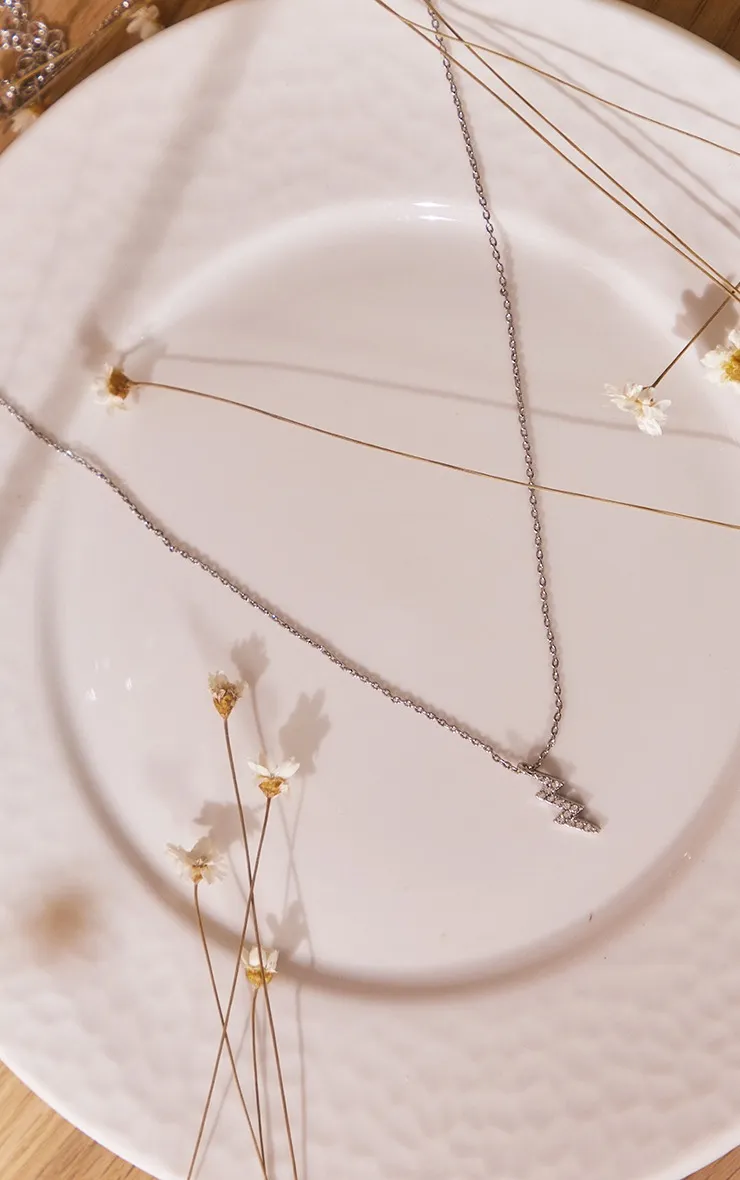 Collier fin argenté à pendentif éclair