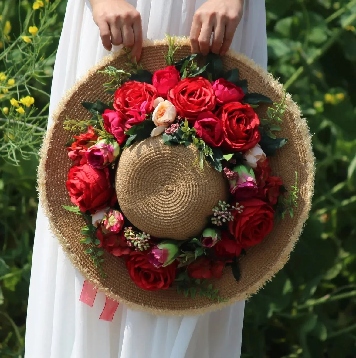 Sac à main en paille multicolore et chapeau assorti